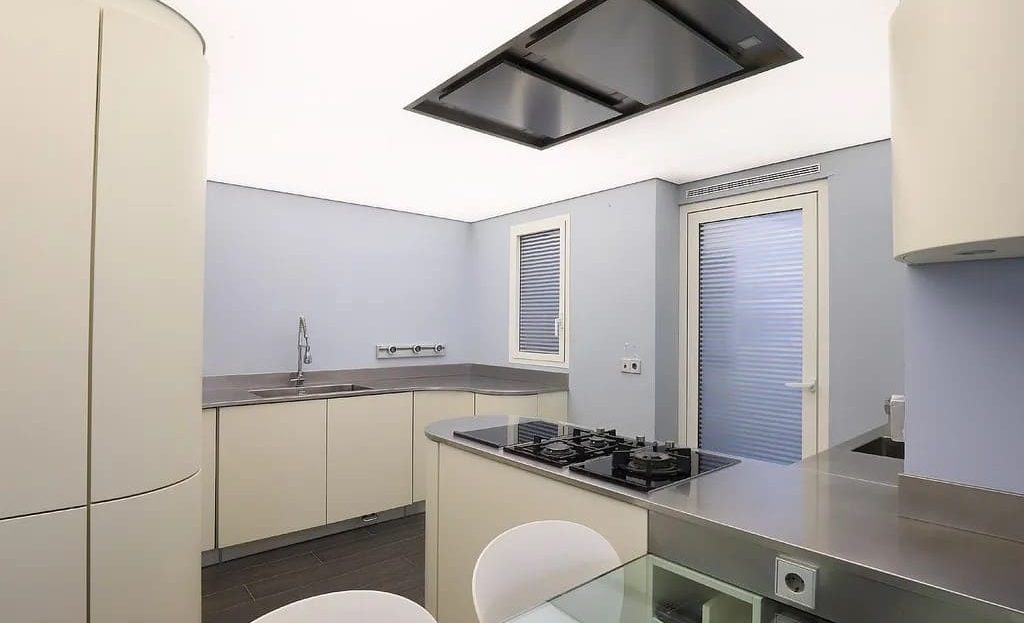 Современная кухня с минималистичным дизайном