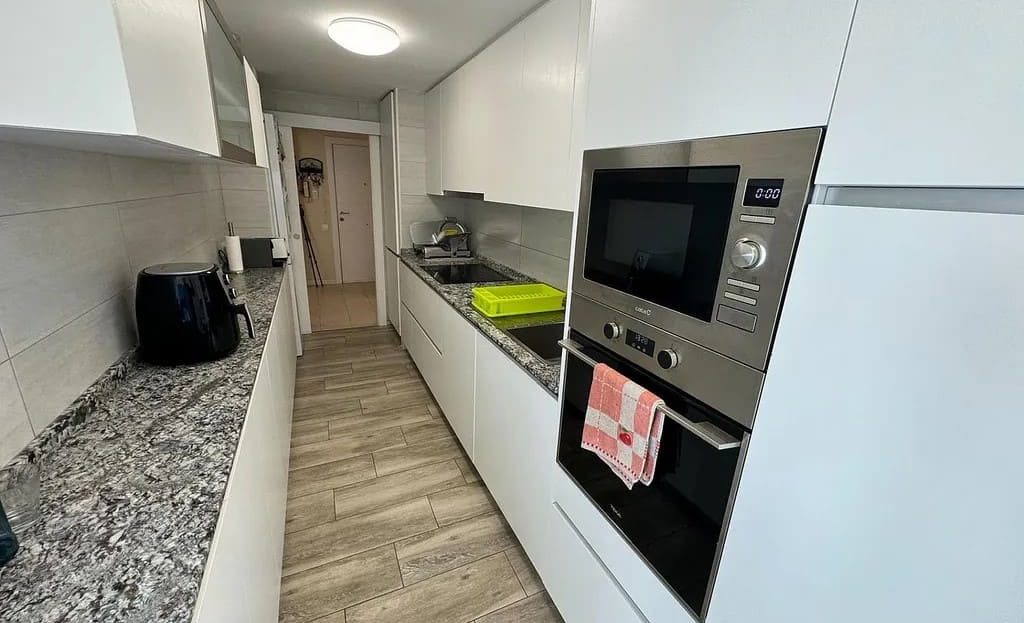 Современная оборудованная кухня с линейной планировкой.