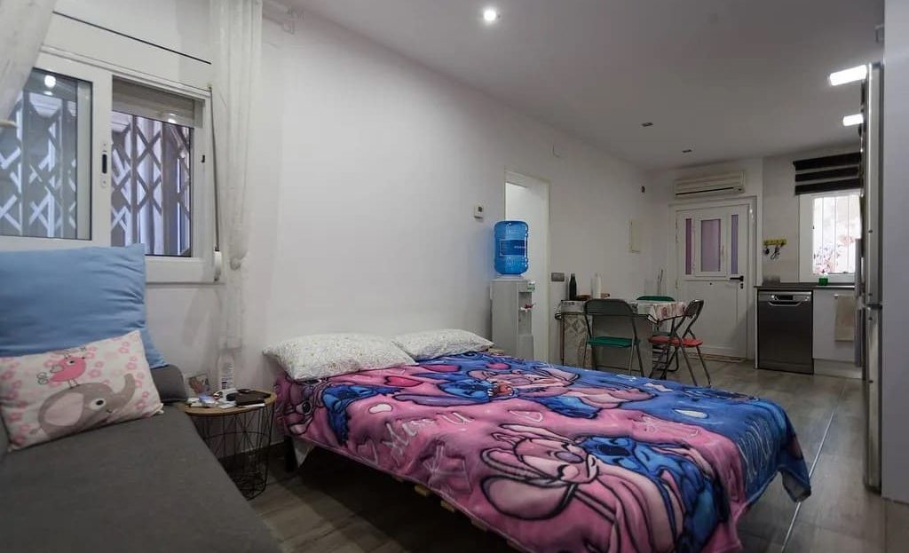 Спальня с двуспальной кроватью и зоной отдыха.