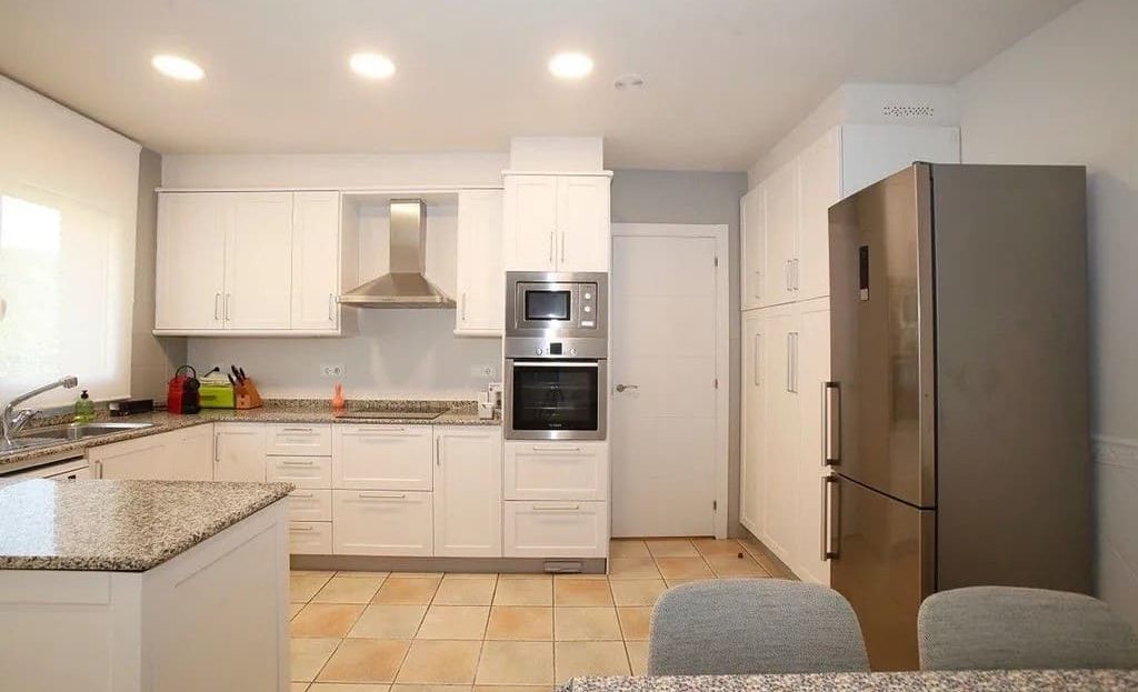 Полностью оборудованная кухня с обеденной зоной.