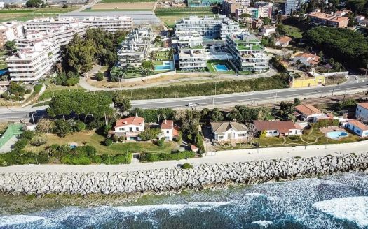 Аэрофотосъёмка жилого комплекса у моря в Сант-Андреу-де-Льяванерес.