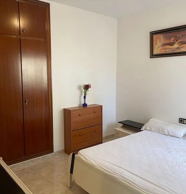 Спальня с двуспальной кроватью и встроенным шкафом