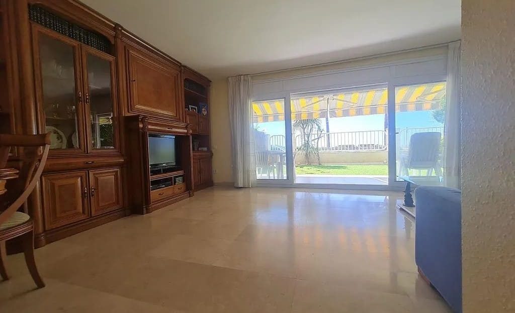 Гостиная с мебелью и выходом в сад.