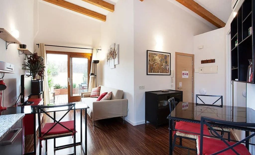 Гостиная-столовая с современной мебелью