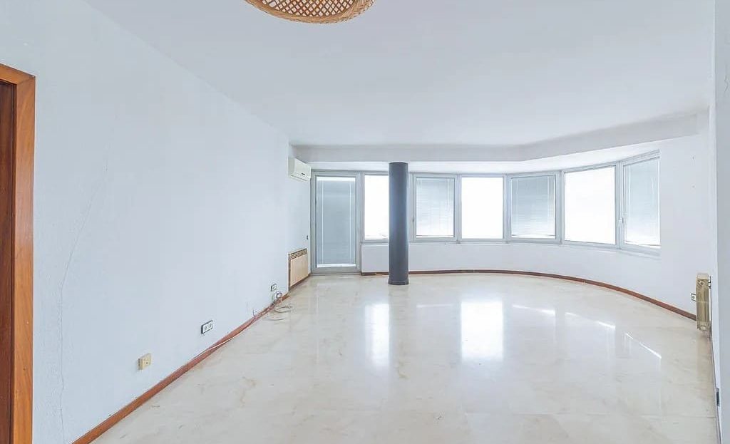 Просторная гостиная-столовая с панорамным остеклением