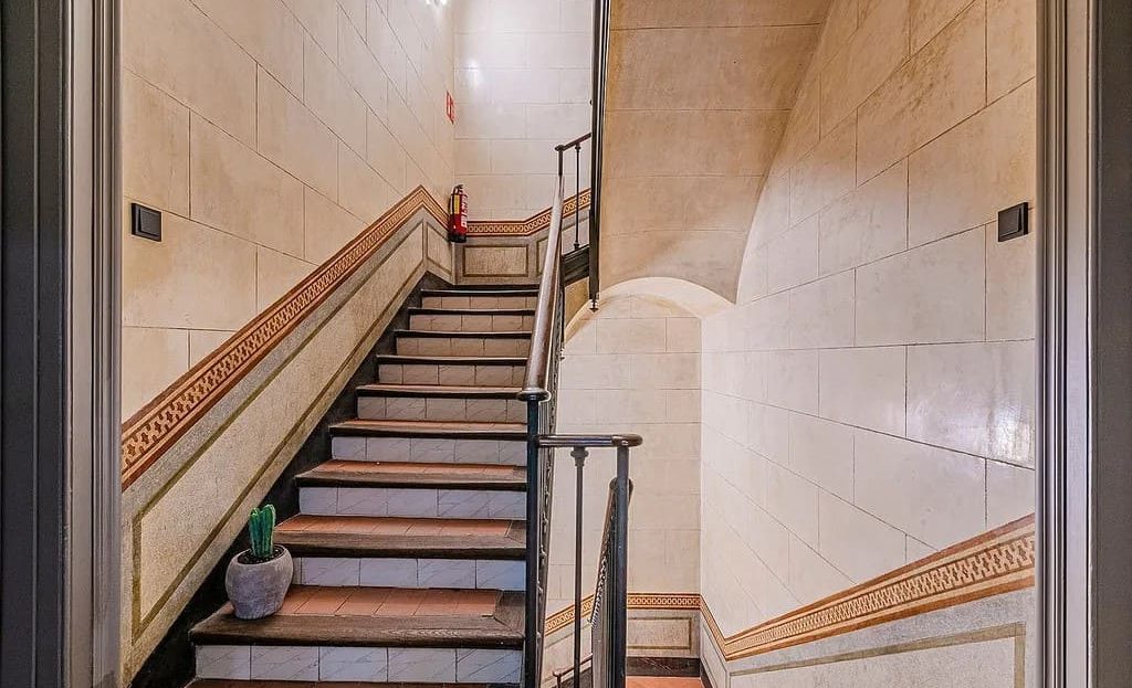 Лестница в отреставрированном историческом здании с лифтом