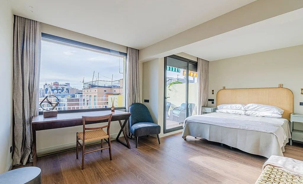 Главная спальня с панорамным окном и видом на город