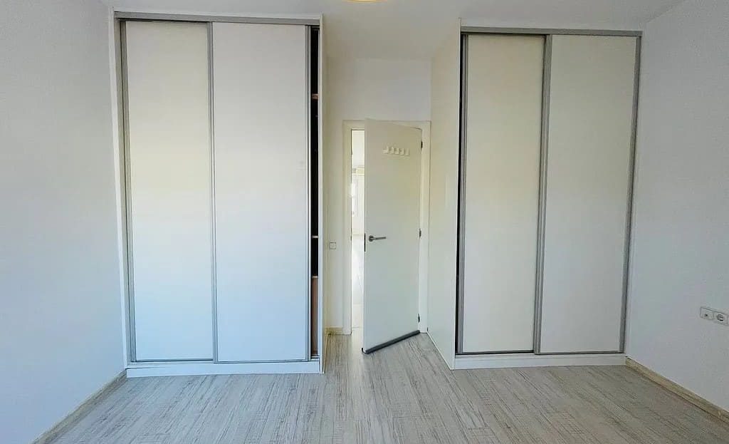 Главная спальня со встроенными шкафами