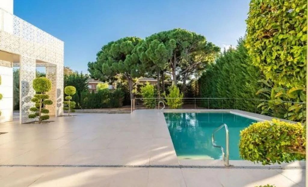 Вид на бассейн и сад с террасы виллы