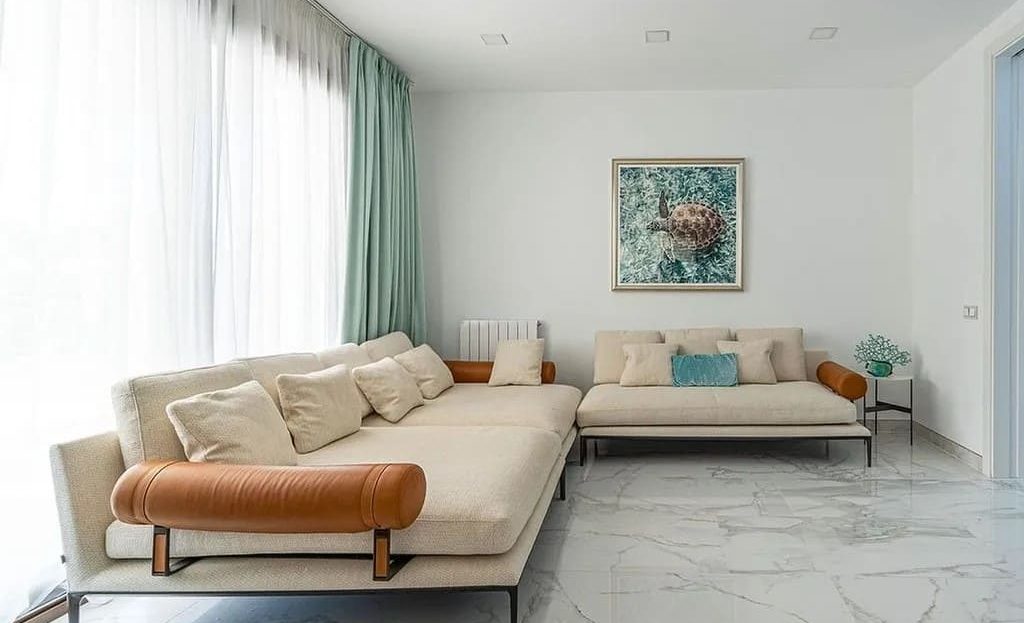 Просторная светлая гостиная с выходом на террасу