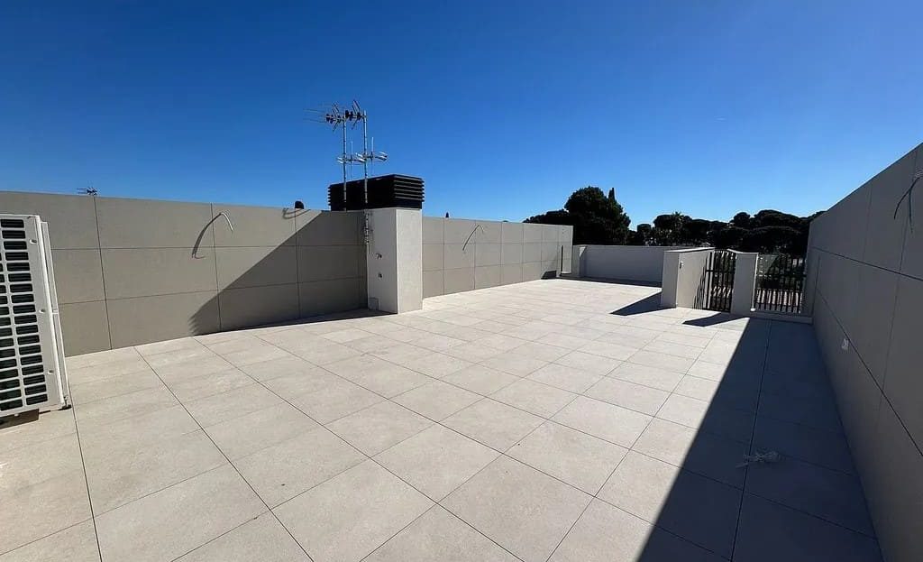 Просторная частная терраса на крыше дома