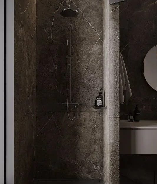 Ванная комната с душевой кабиной и отделкой под мрамор