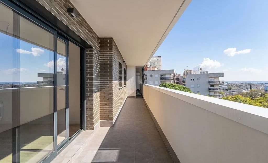 Просторная терраса-балкон с видом на жилой район