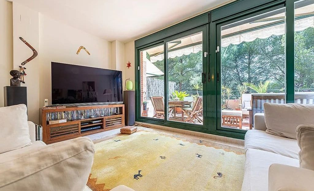 Просторная гостиная с выходом на террасу и большими окнами