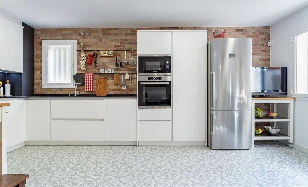 Современная кухня с встроенной техникой и обеденной зоной