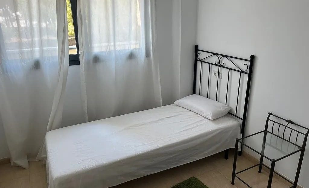 Главная спальня с двуспальной кроватью и выходом на террасу