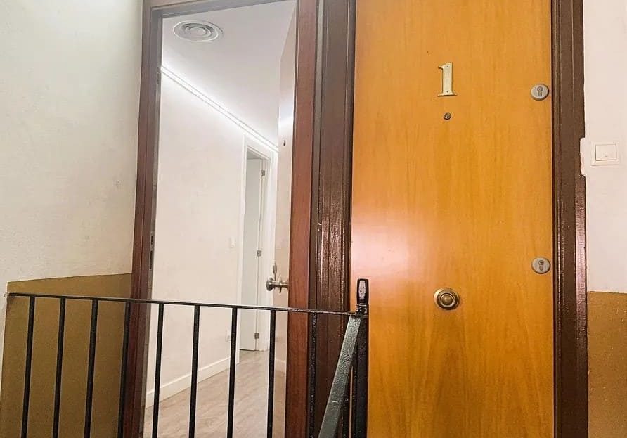 Входная зона квартиры и лестничная площадка