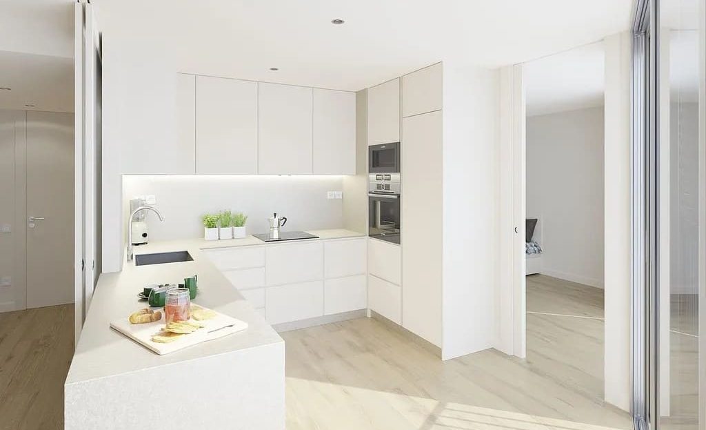 Современная кухня с островом и встроенной техникой