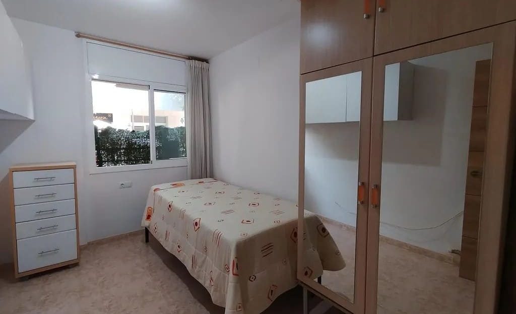 Спальня с двуспальной кроватью и встроенным шкафом