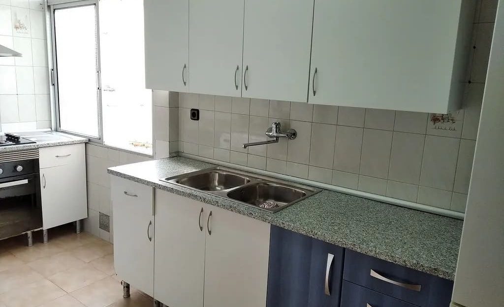 Отдельная кухня с мебелью и рабочей зоной