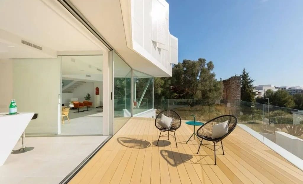 Терраса с лаунж-зоной и видом на окрестности Sitges