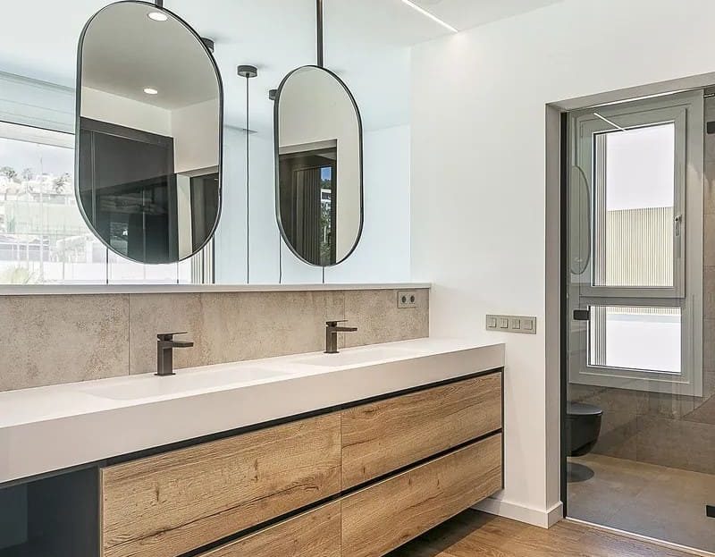 Ванная комната с двойной раковиной и современной сантехникой