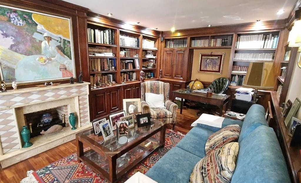 Гостиная с камином и зоной отдыха в доме