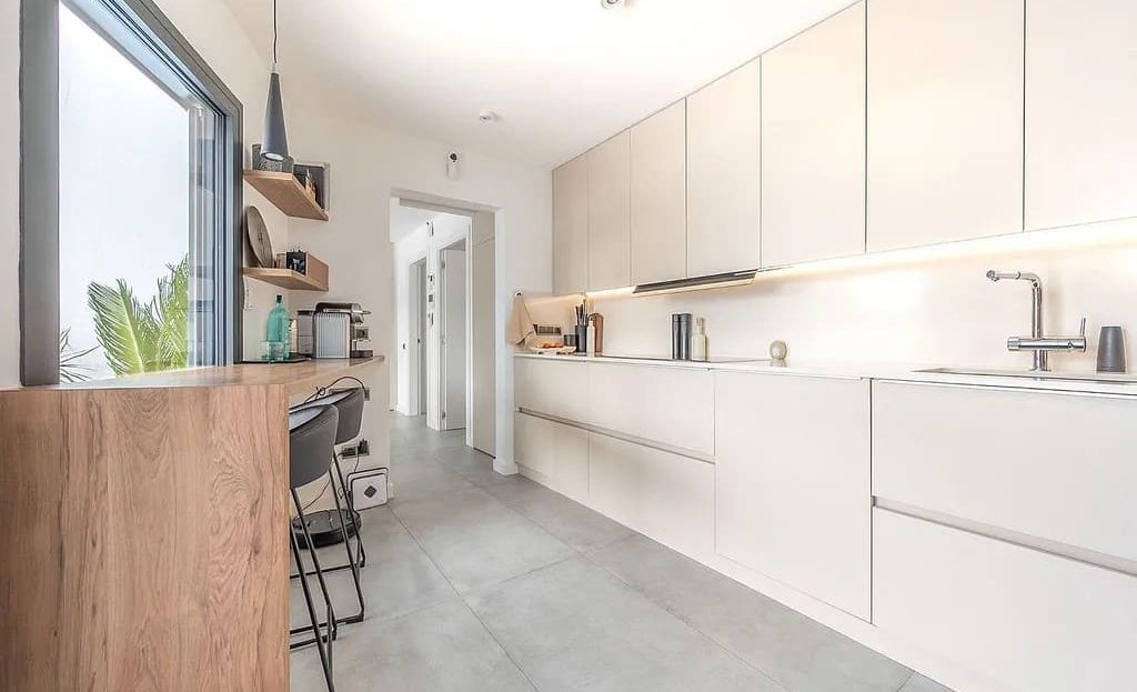 Полностью оборудованная кухня современного дизайна