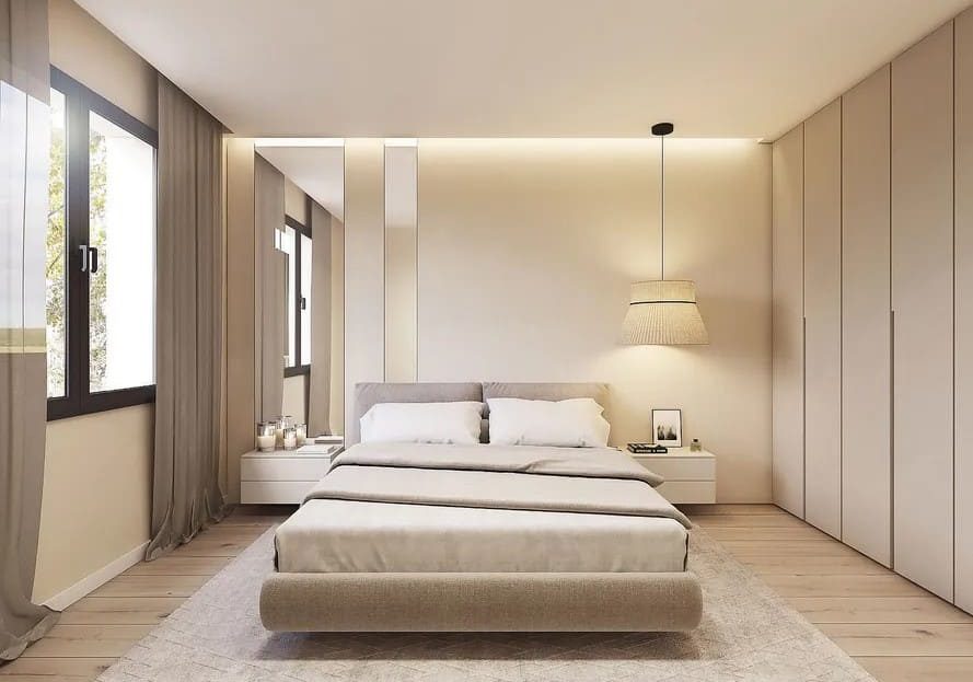 Главная спальня с дизайнерской отделкой и встроенными шкафами