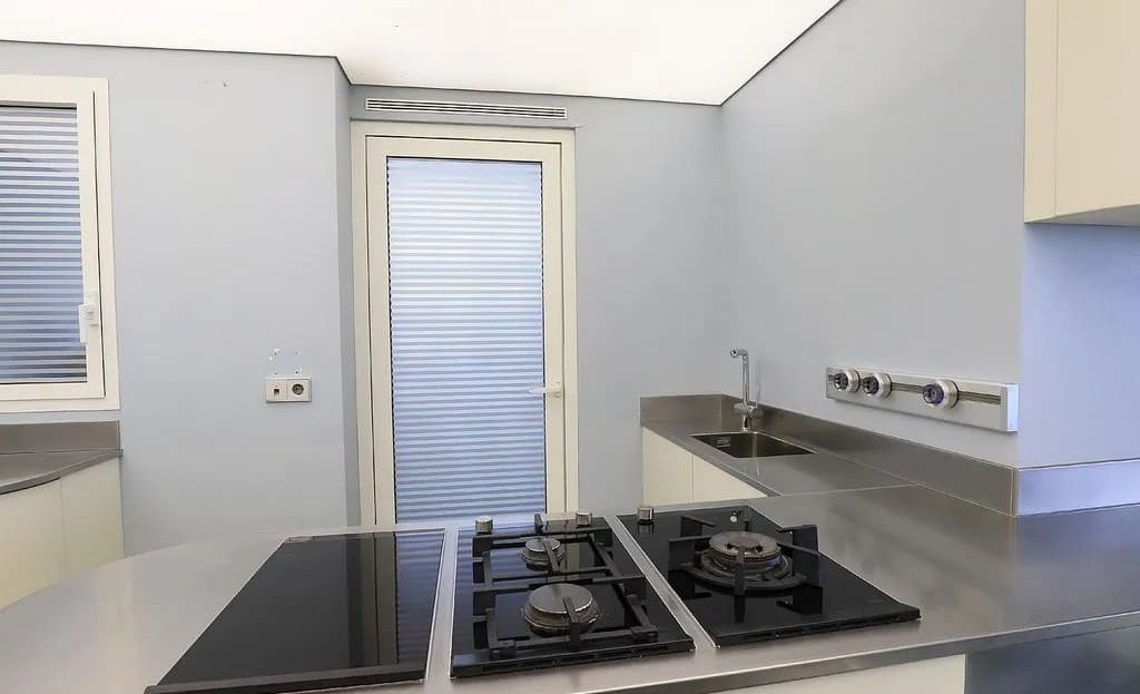 Рабочая зона кухни с варочной панелью и встроенной техникой