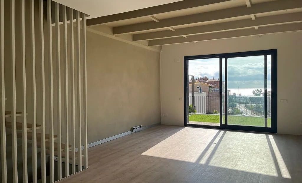 Многофункциональное помещение с выходом в частный сад.