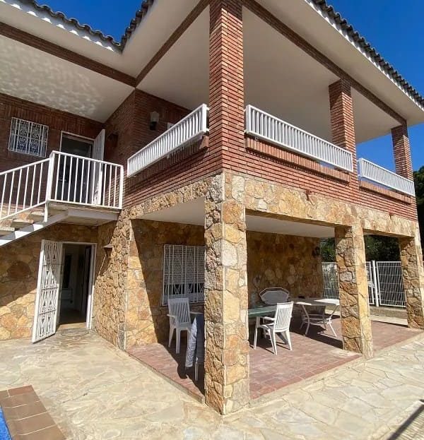 Фасад двухэтажной виллы с каменной отделкой