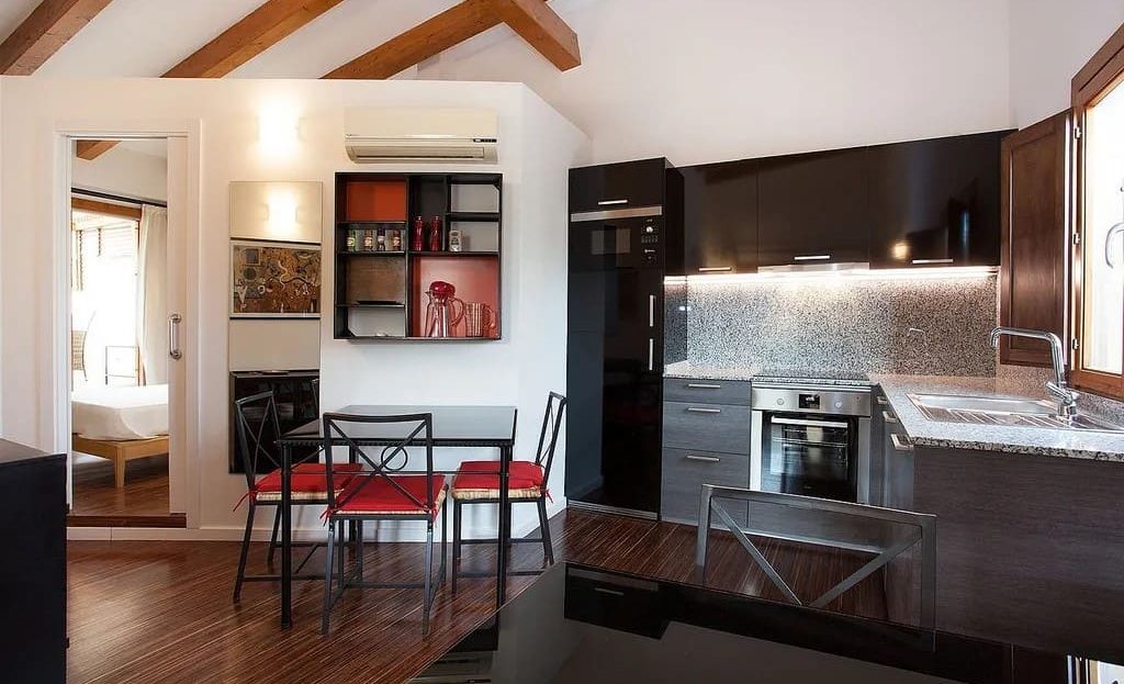 Кухня открытой планировки с обеденной зоной