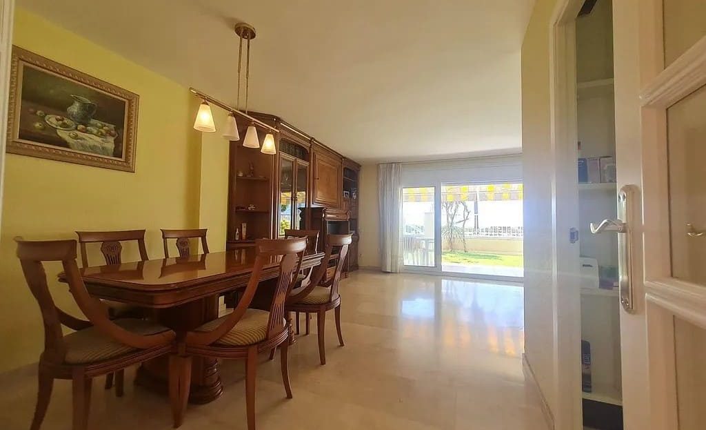 Столовая зона, объединённая с гостиной, с видом в сад.