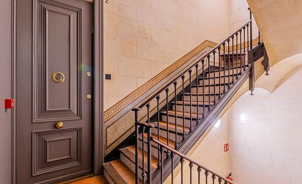 Парадная лестница классического здания начала XX века