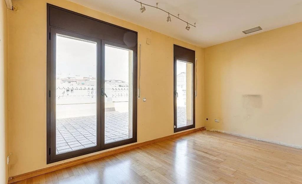 Светлая комната с панорамными окнами и выходом на террасу