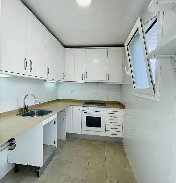 Функциональная кухня пентхауса с встроенной техникой