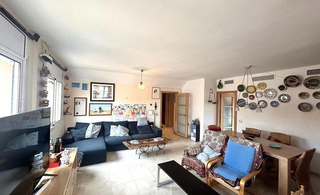 Гостиная с выходом на террасу и панорамным освещением.