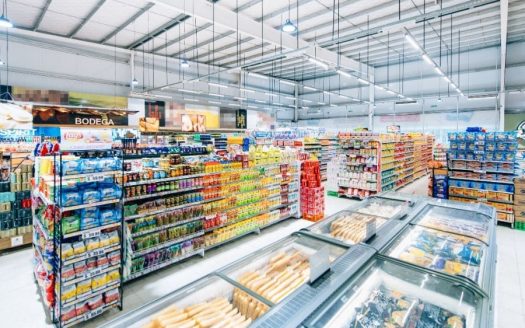 1. Торговая недвижимость (Retail): Инвестиции в стрит-ритейл и супермаркеты