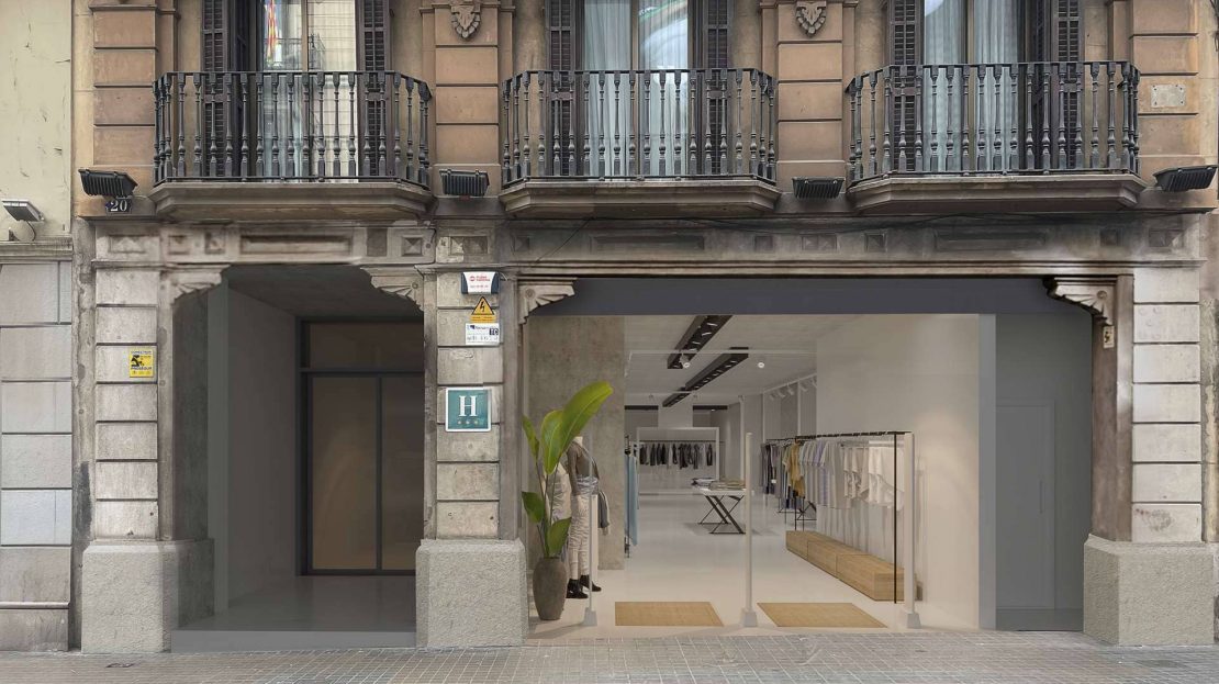 Фасад коммерческого помещения на улице Pelayo в Барселоне с витриной под магазин одежды.