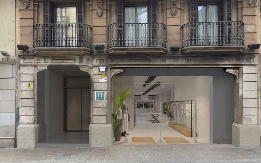 Фасад коммерческого помещения на улице Pelayo в Барселоне с витриной под магазин одежды.