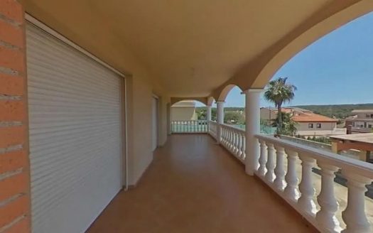 Крытая терраса с балюстрадой в доме в Испании, Таррагона.