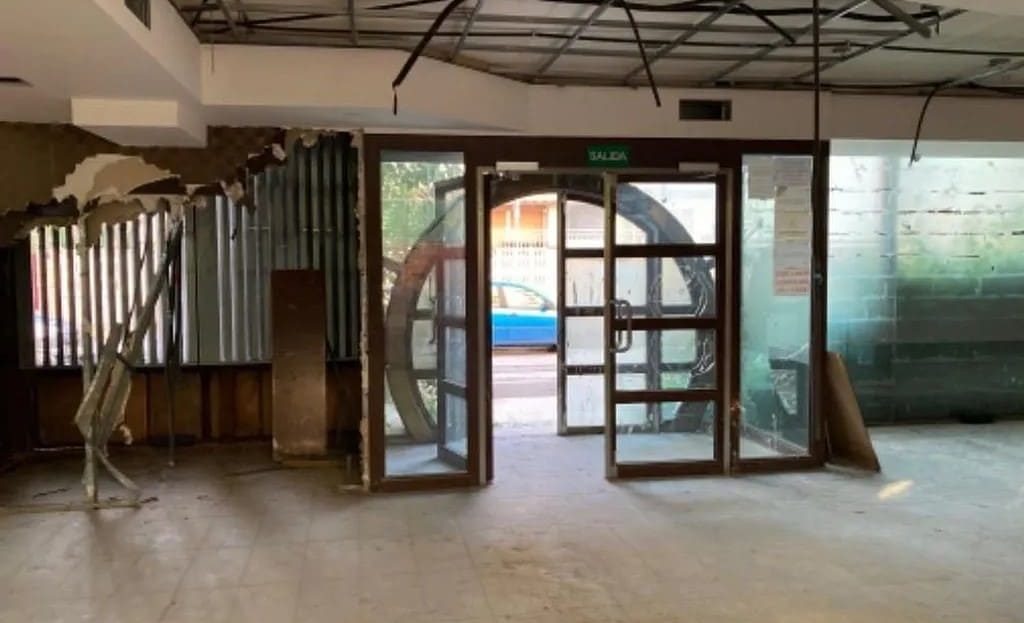 Просторный зал коммерческой недвижимости в Испании под ресторан в Салоу с панорамным остеклением.