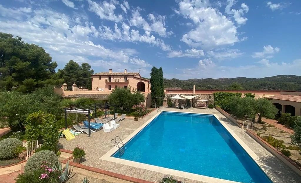 Аэрофотоснимок исторического поместья и действующей винодельни в Испании с частным бассейном в Приорате.