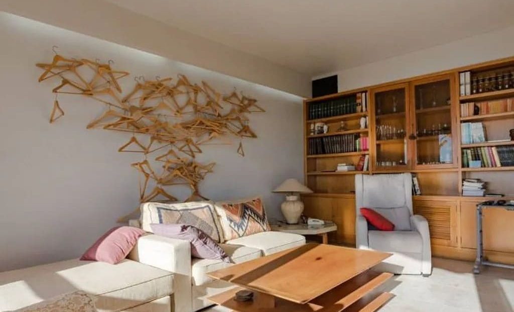 Уютная гостиная в таунхаусе Таррагоны с мягкой мебелью и декоративными элементами.