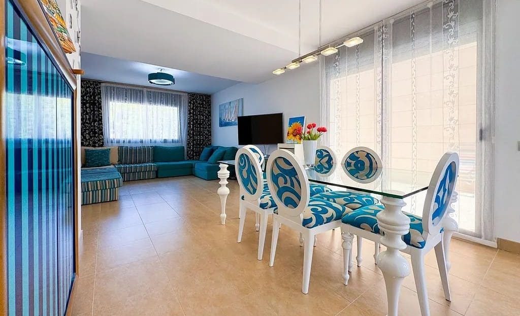 Светлая столовая с выходом на террасу в доме в Испании, район Торредембарра.