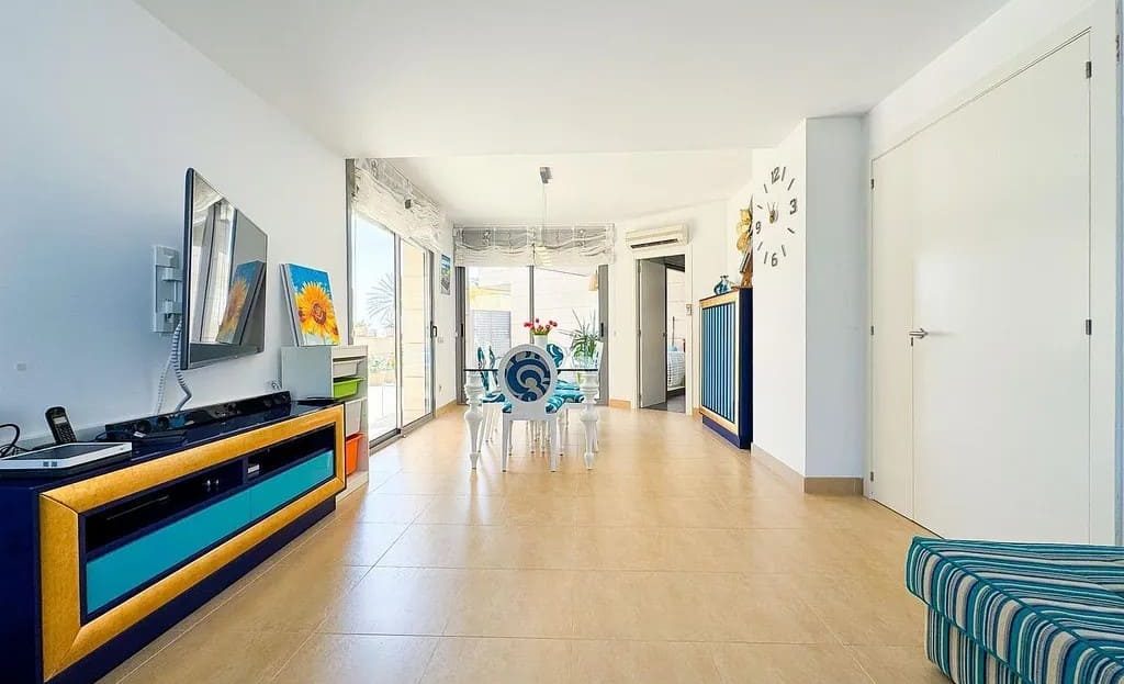 Уютная семейная гостиная со встроенной мебелью в доме в Испании на первой линии.