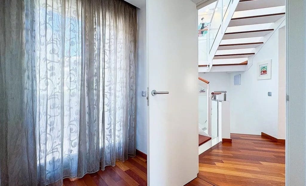 Деревянный пол и лестница на верхний этаж в доме в Испании в Торредембарре.