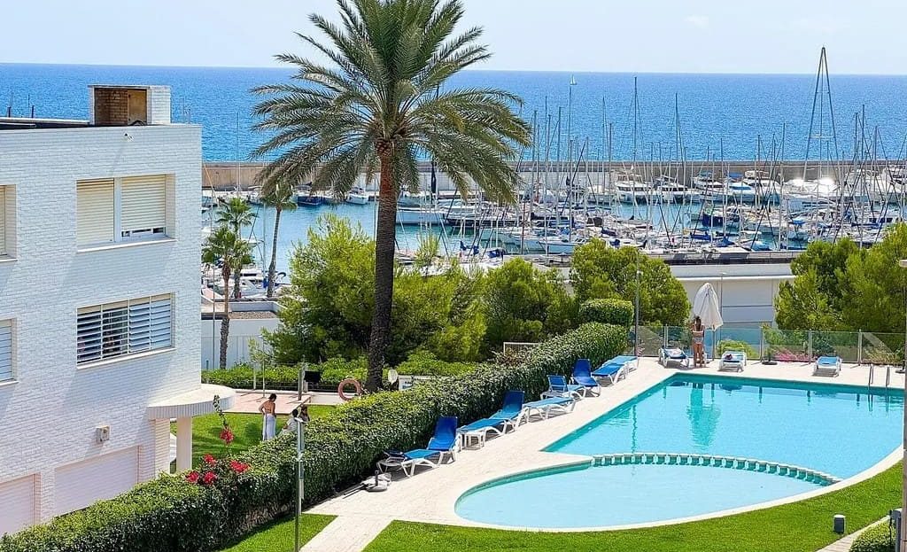 Вид на морской порт Торредембарры из жилого комплекса дома в Испании.