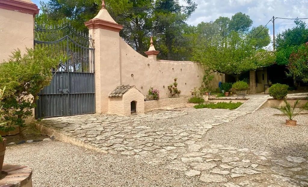 Главный въезд на территорию эксклюзивной винодельни в Испании через старинные ворота.